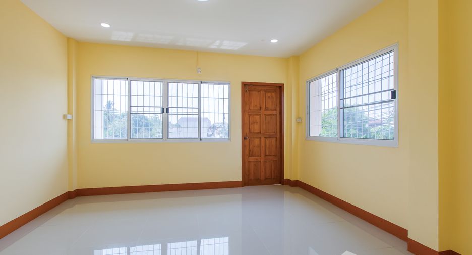 For sale 2 bed townhouse in Mueang Phrae, Phrae