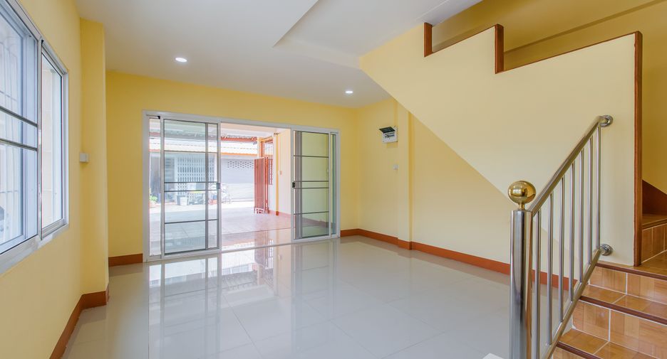 For sale 2 bed townhouse in Mueang Phrae, Phrae