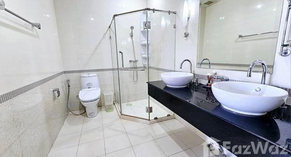 For rent 3 Beds condo in Phaya Thai, Bangkok