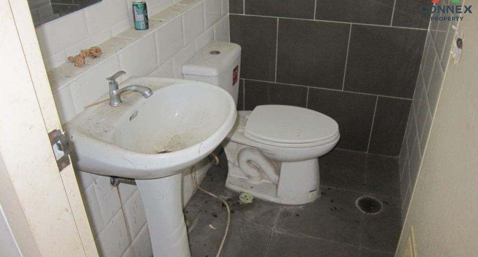For sale 3 bed townhouse in Pluak Daeng, Rayong