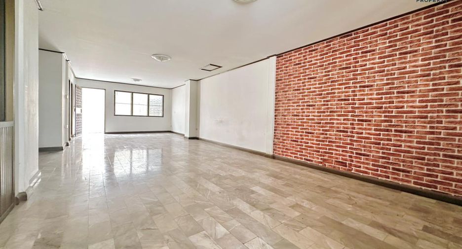 For sale 4 Beds townhouse in Mueang Nonthaburi, Nonthaburi