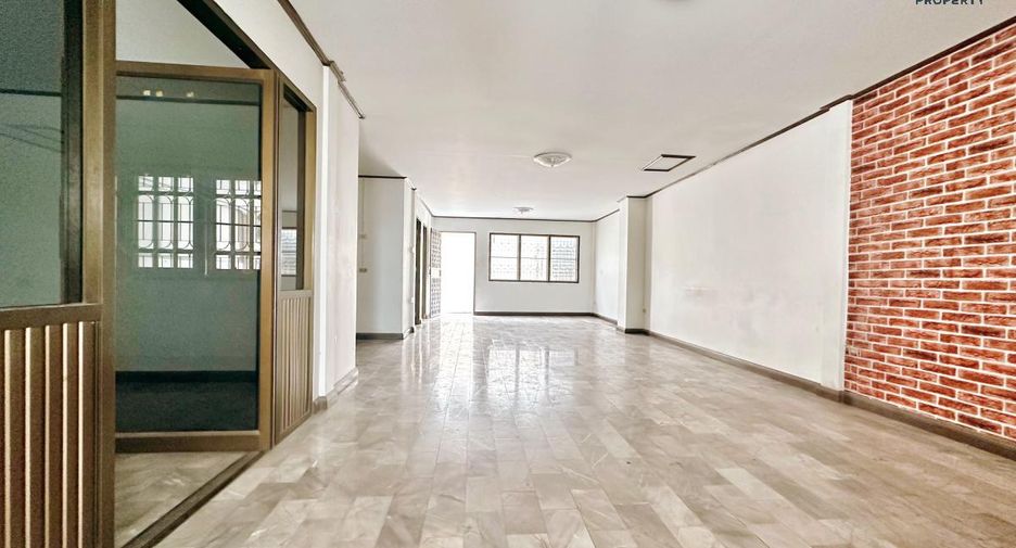 For sale 4 Beds townhouse in Mueang Nonthaburi, Nonthaburi