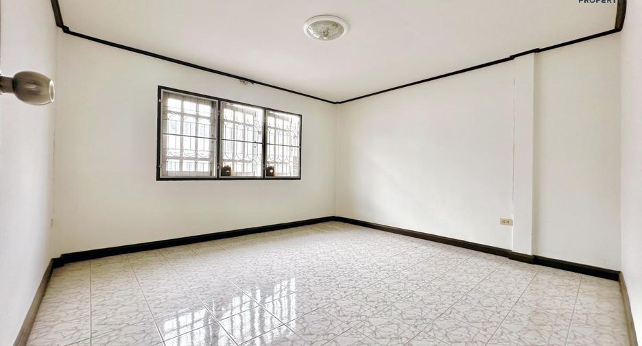 For sale 4 Beds townhouse in Mueang Nonthaburi, Nonthaburi