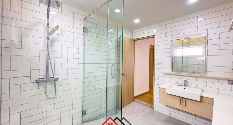 Haus zum Kauf mit 4 Zimmer in Sattahip, Chonburi