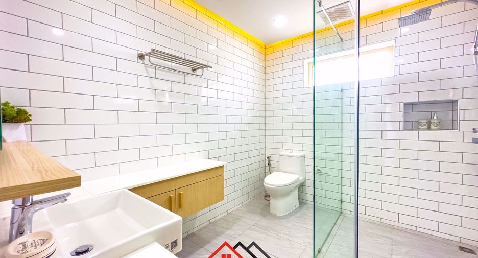 Haus zum Kauf mit 4 Zimmer in Sattahip, Chonburi
