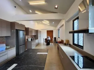 For sale 9 ベッドルーム house in Phra Khanong, Bangkok