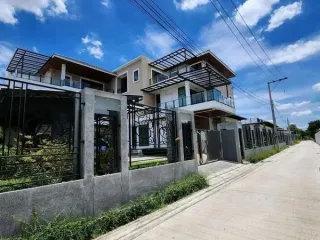 For sale 9 ベッドルーム house in Phra Khanong, Bangkok
