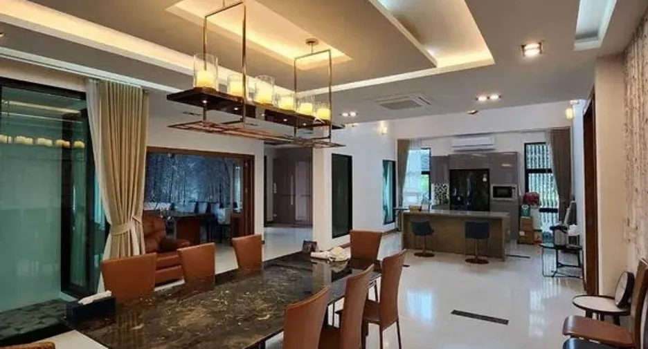 Casa en venta de 9 habitaciones en Phra Khanong, Bangkok