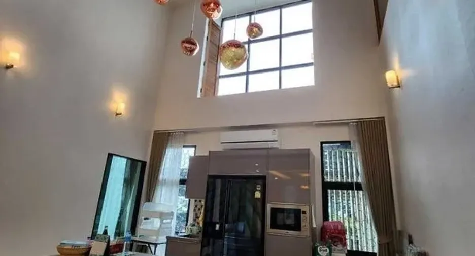 Casa en venta de 9 habitaciones en Phra Khanong, Bangkok