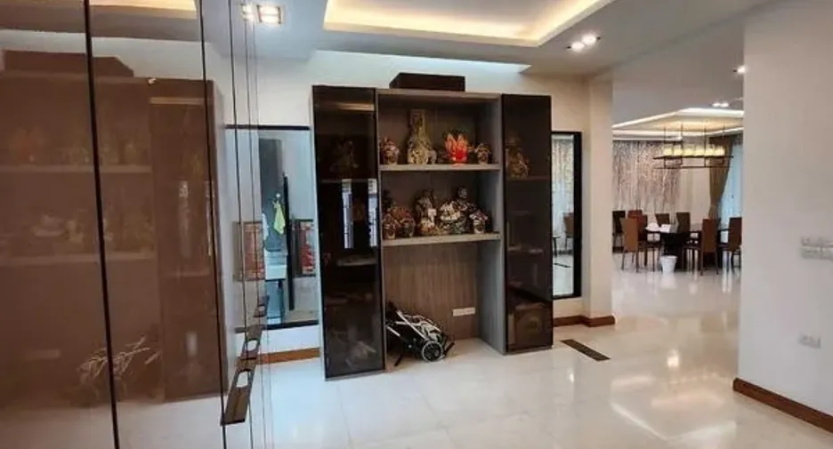 Casa en venta de 9 habitaciones en Phra Khanong, Bangkok