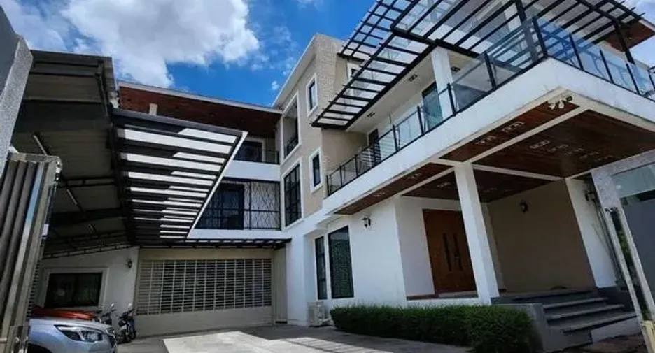 Casa en venta de 9 habitaciones en Phra Khanong, Bangkok
