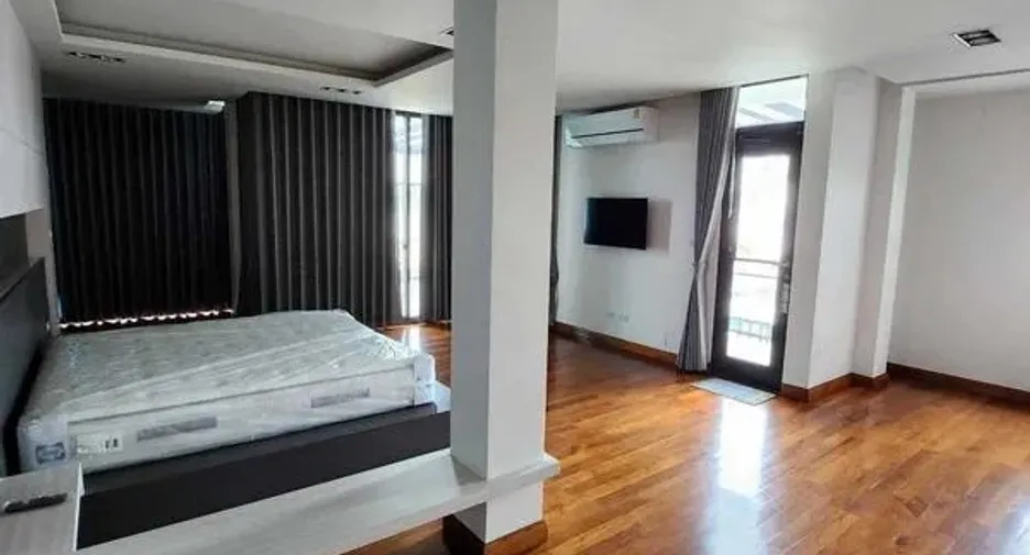 Casa en venta de 9 habitaciones en Phra Khanong, Bangkok