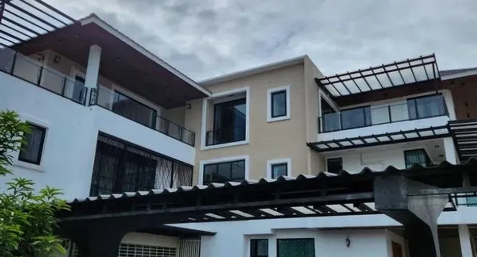Casa en venta de 9 habitaciones en Phra Khanong, Bangkok