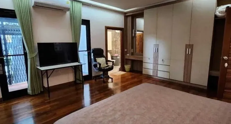 Casa en venta de 9 habitaciones en Phra Khanong, Bangkok