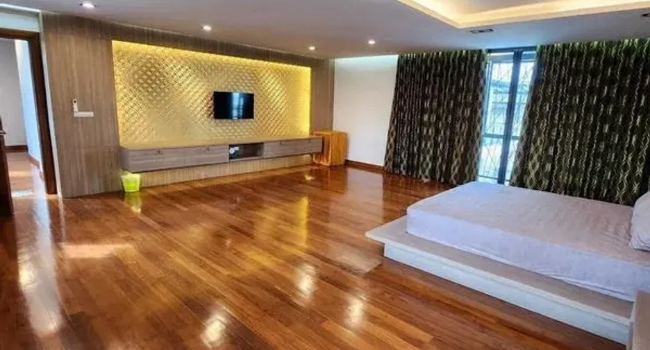 Casa en venta de 9 habitaciones en Phra Khanong, Bangkok