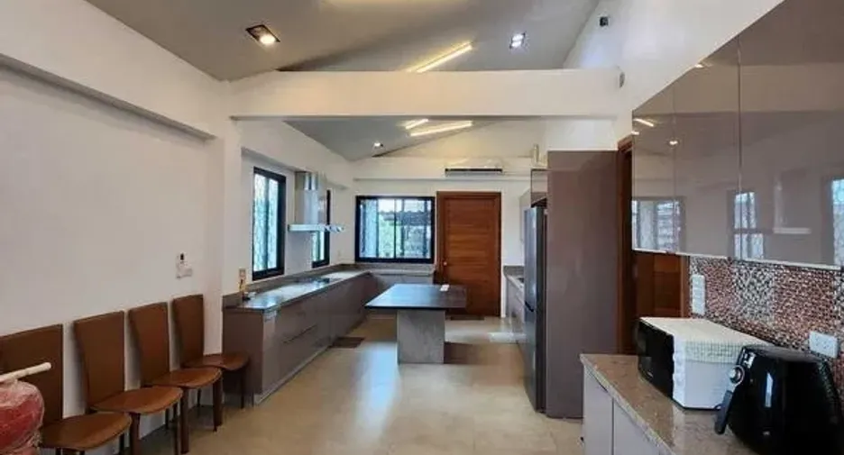 Casa en venta de 9 habitaciones en Phra Khanong, Bangkok