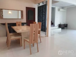 出租 3 卧室 独立屋 在 Phra Khanong, 曼谷