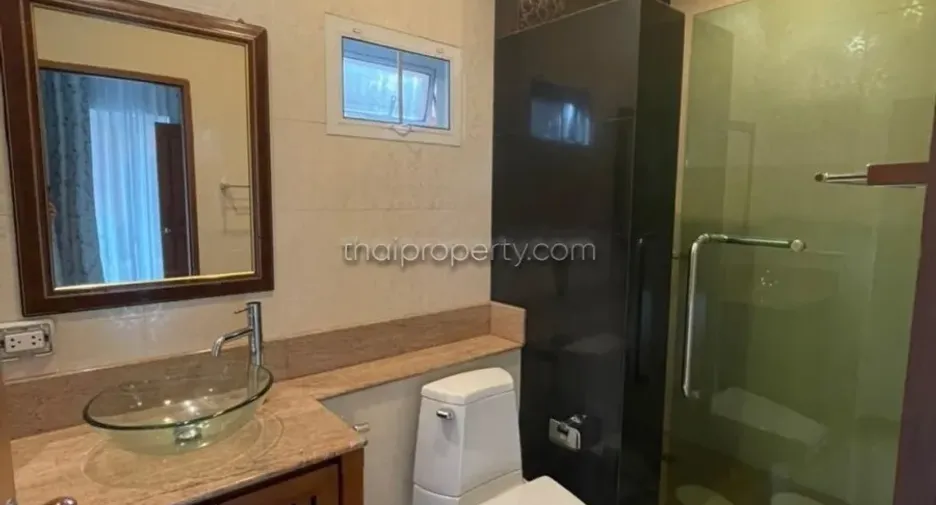 Haus zur Miete mit 5 Zimmer in Bang Lamung, Chonburi