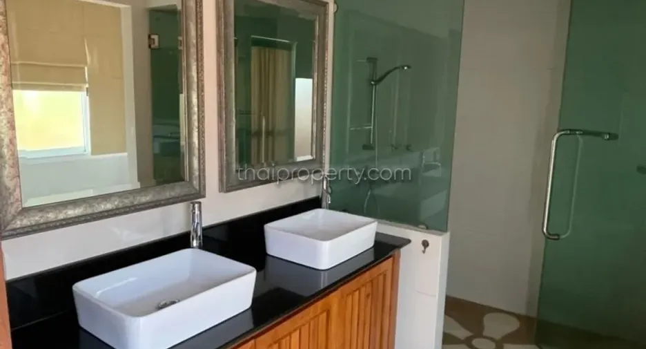 Haus zur Miete mit 5 Zimmer in Bang Lamung, Chonburi