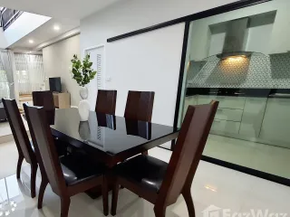 For rent 3 bed townhouse in Mueang Chiang Mai, Chiang Mai