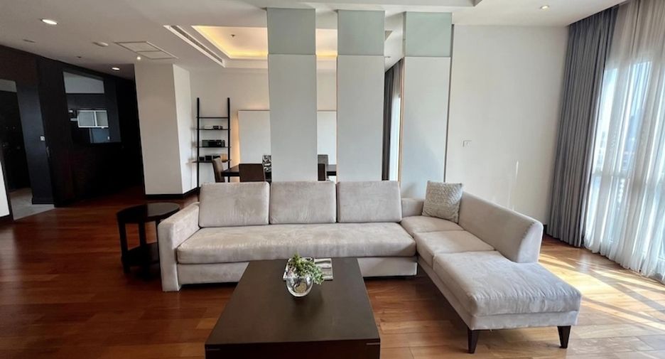 For rent 4 bedrooms apartment in Pathum Wan, Bangkok