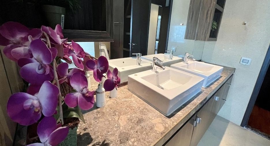 For rent 4 bedrooms apartment in Pathum Wan, Bangkok