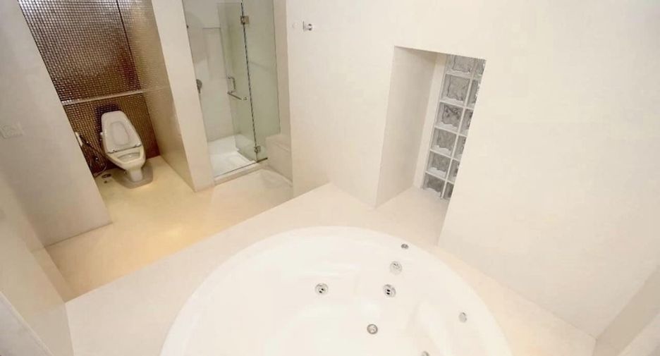 For rent 4 bedrooms apartment in Pathum Wan, Bangkok
