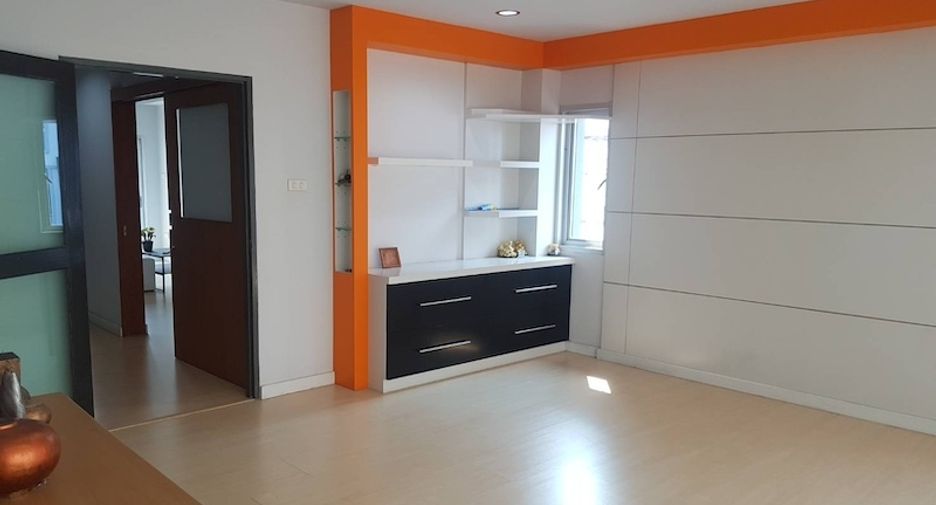 For rent 6 bedrooms townhouse in Din Daeng, Bangkok