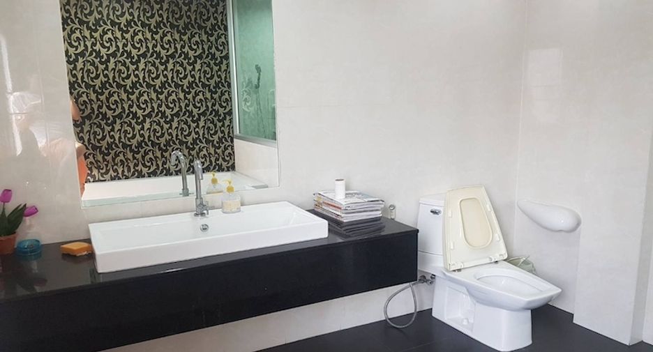 For rent 6 bedrooms townhouse in Din Daeng, Bangkok