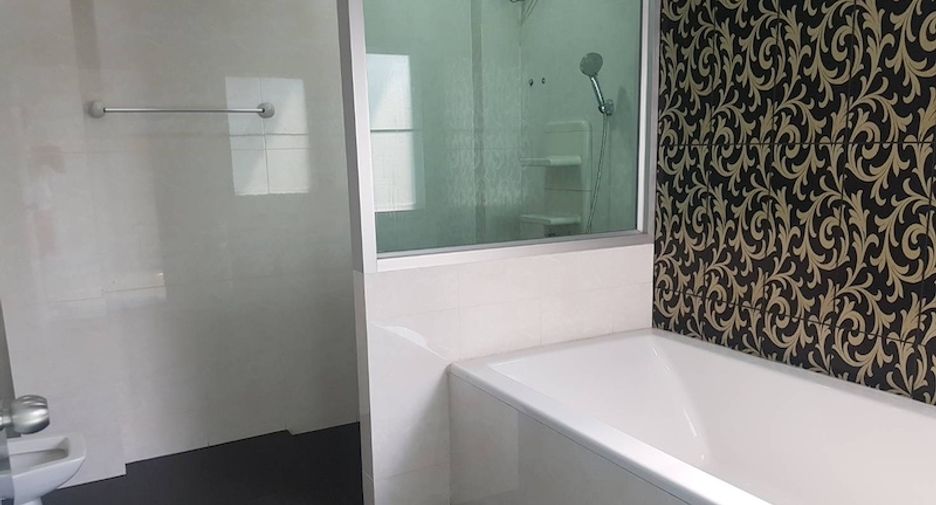 For rent 6 bedrooms townhouse in Din Daeng, Bangkok