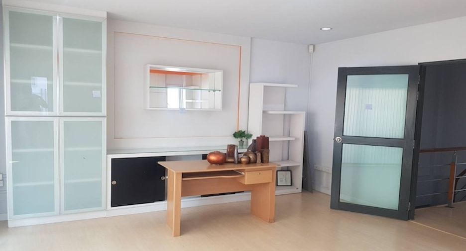 For rent 6 bedrooms townhouse in Din Daeng, Bangkok