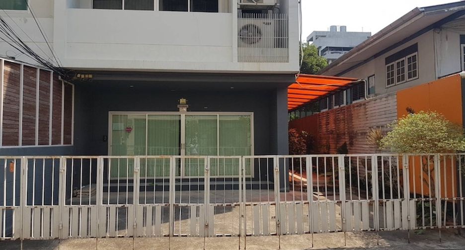 For rent 6 bedrooms townhouse in Din Daeng, Bangkok