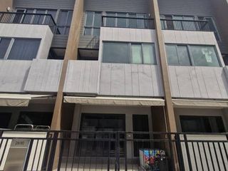 For sale 3 bed townhouse in Khlong Toei, Bangkok