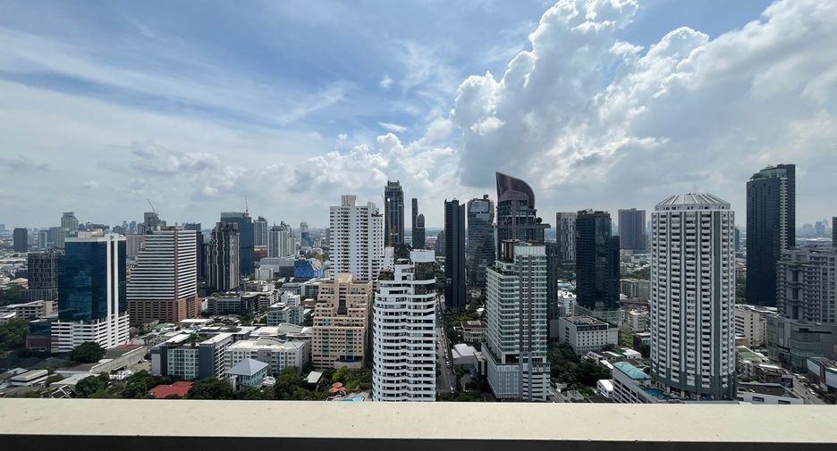 For sale 3 bedrooms condo in Watthana, Bangkok
