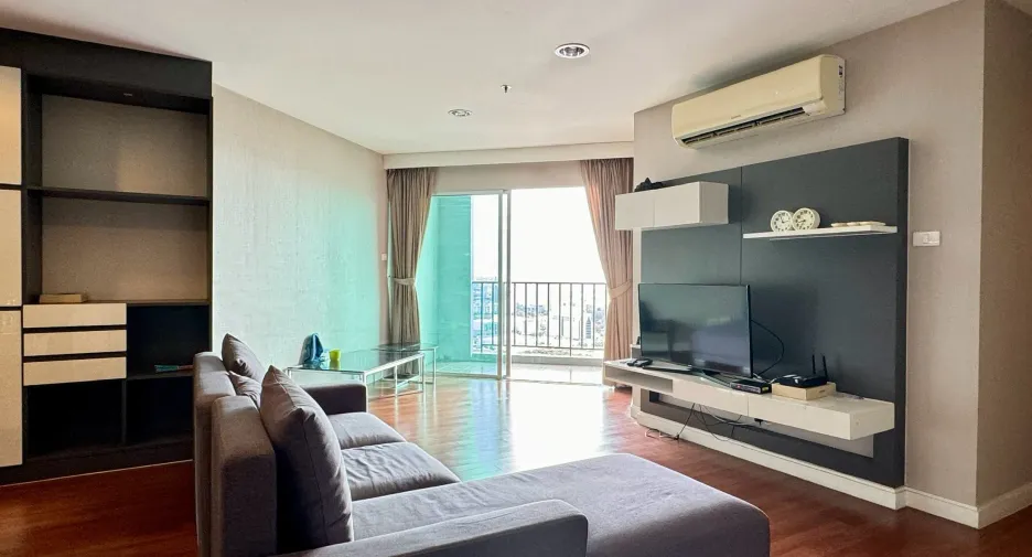 For rent 3 bed condo in Huai Khwang, Bangkok