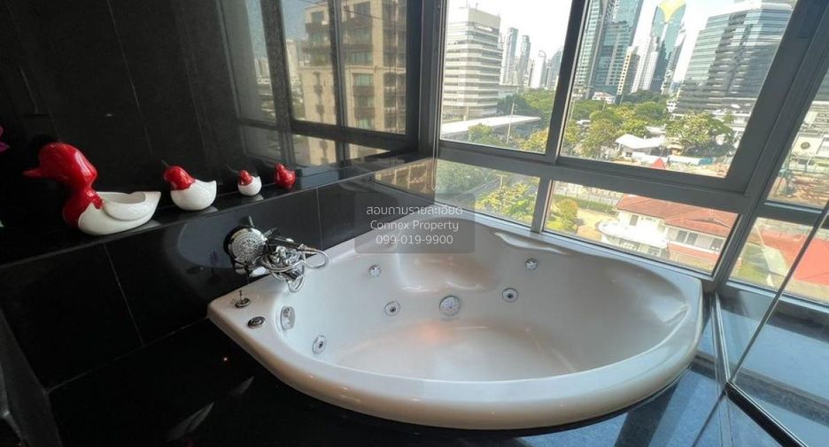 For rent 3 bedrooms condo in Pathum Wan, Bangkok