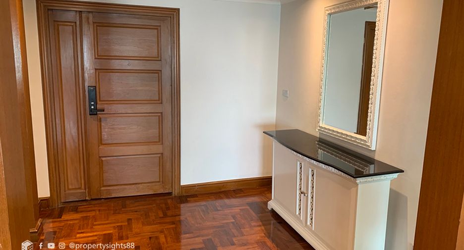 For rent 3 bed condo in Watthana, Bangkok