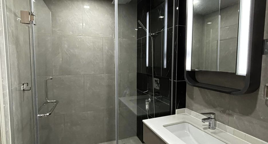 For rent 3 bed condo in Huai Khwang, Bangkok
