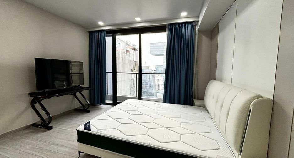 For rent 3 bed condo in Huai Khwang, Bangkok