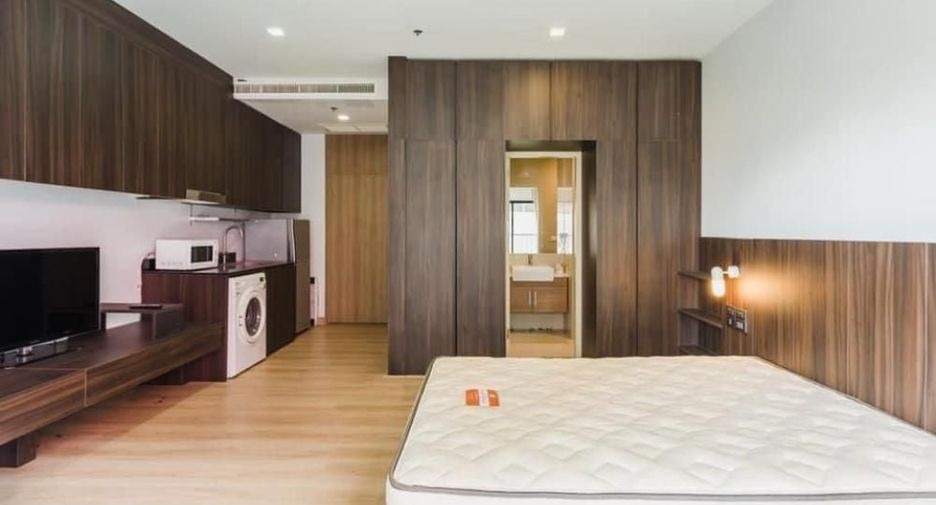 For rent studio condo in Khlong Toei, Bangkok
