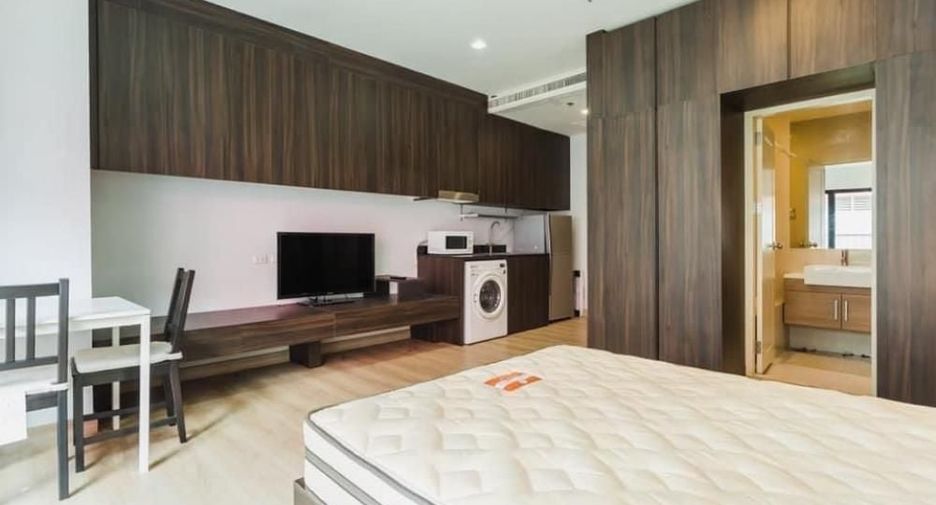 For rent studio condo in Khlong Toei, Bangkok