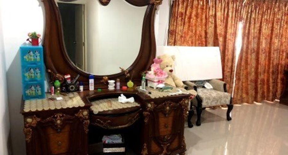 For sale 3 bedrooms condo in Khlong Toei, Bangkok