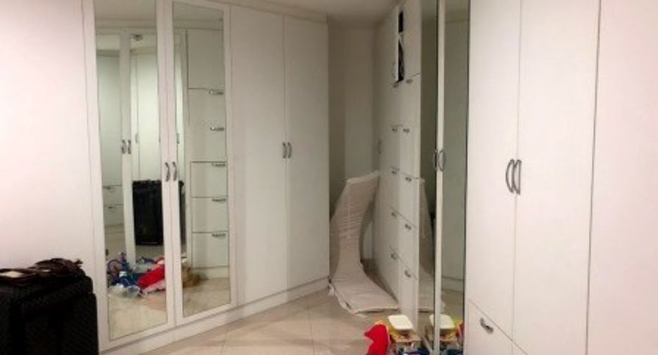 For sale 3 bedrooms condo in Khlong Toei, Bangkok