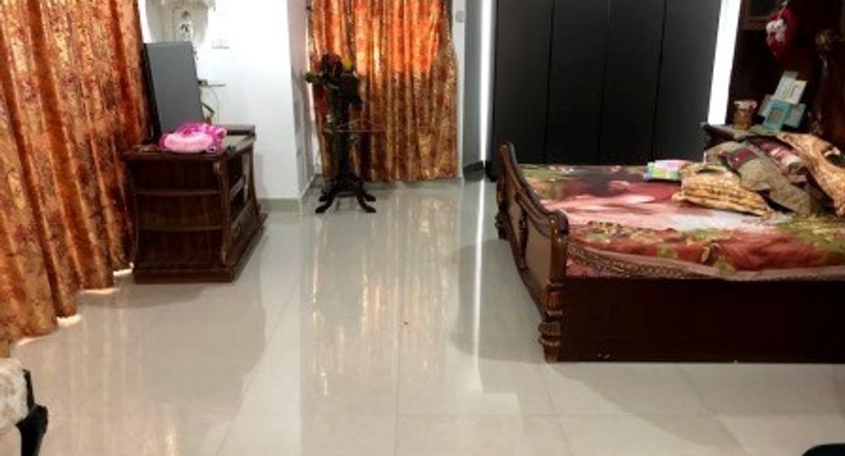 For sale 3 bedrooms condo in Khlong Toei, Bangkok