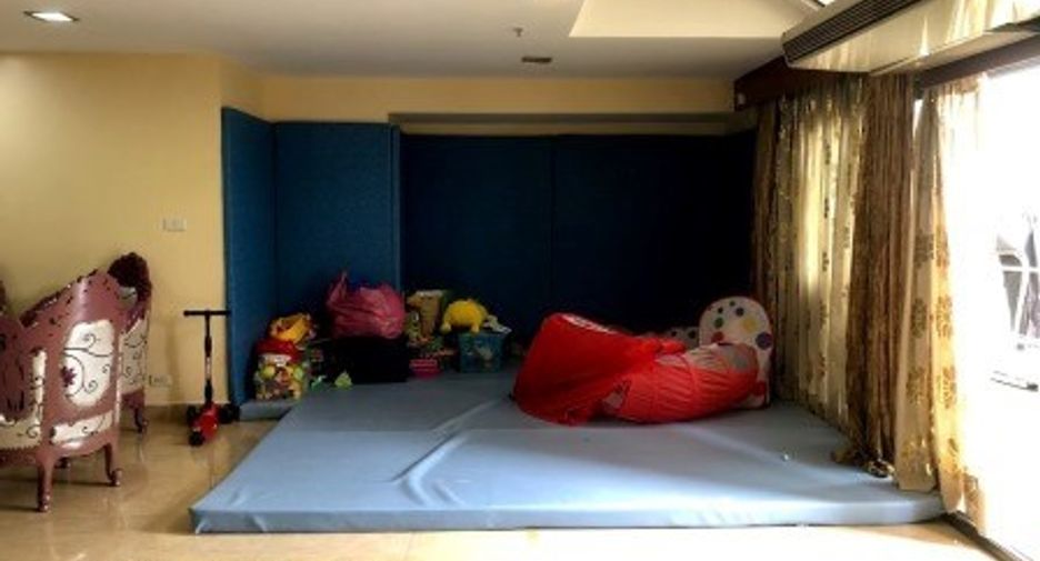 For sale 3 bedrooms condo in Khlong Toei, Bangkok