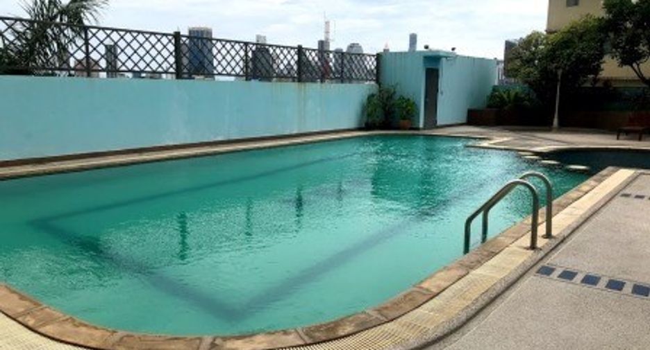 For sale 3 bedrooms condo in Khlong Toei, Bangkok