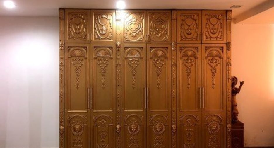 For sale 3 bedrooms condo in Khlong Toei, Bangkok