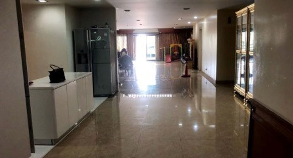 For sale 3 bedrooms condo in Khlong Toei, Bangkok