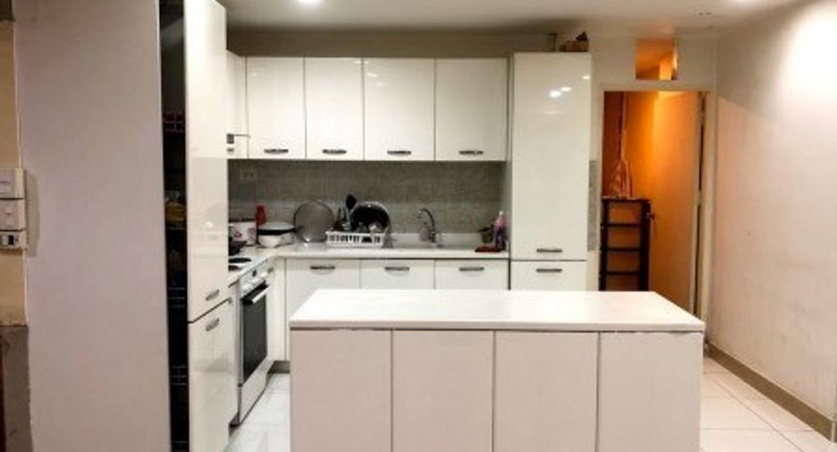 For sale 3 bedrooms condo in Khlong Toei, Bangkok