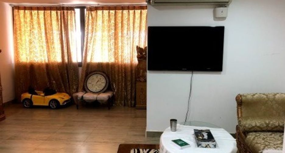 For sale 3 bedrooms condo in Khlong Toei, Bangkok